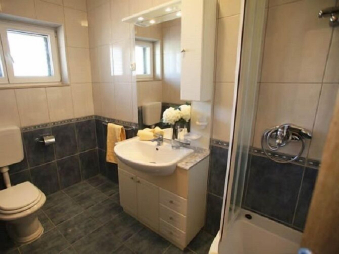 Bathroom 5, Hotel Carmen, Marčana