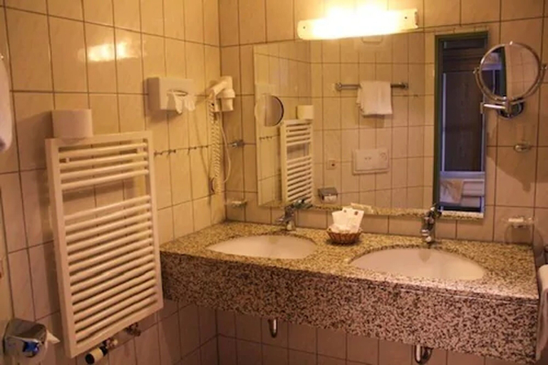 Bathroom 4, Aktiv Und Vital Hotel Am Kofel, Garmisch-Partenkirchen