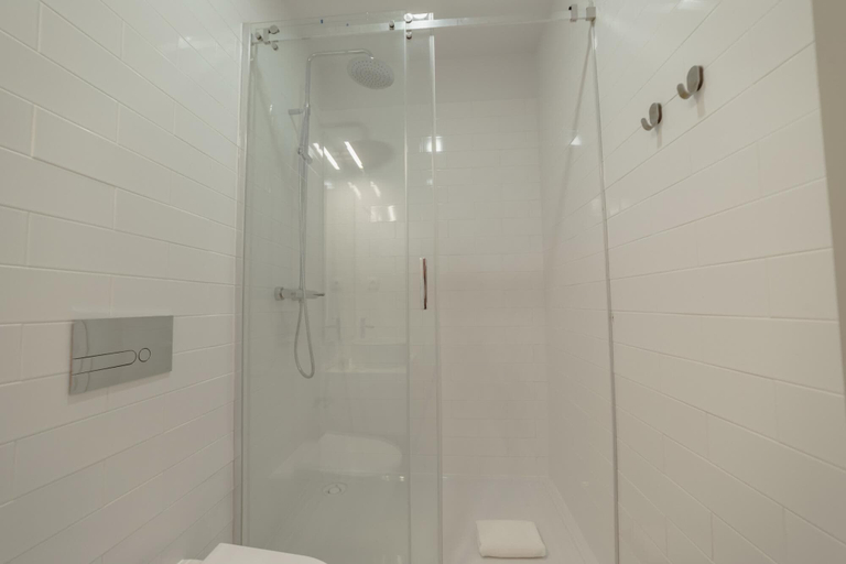 Bathroom 5, Legacy Oporto Design Apartment A by Vacationy, Porto