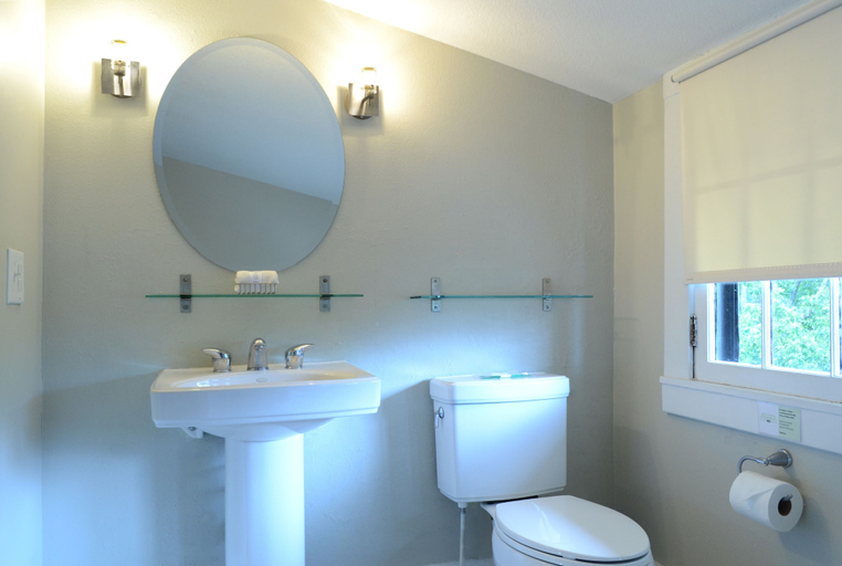 Bathroom 3, Adora Inn, Lake