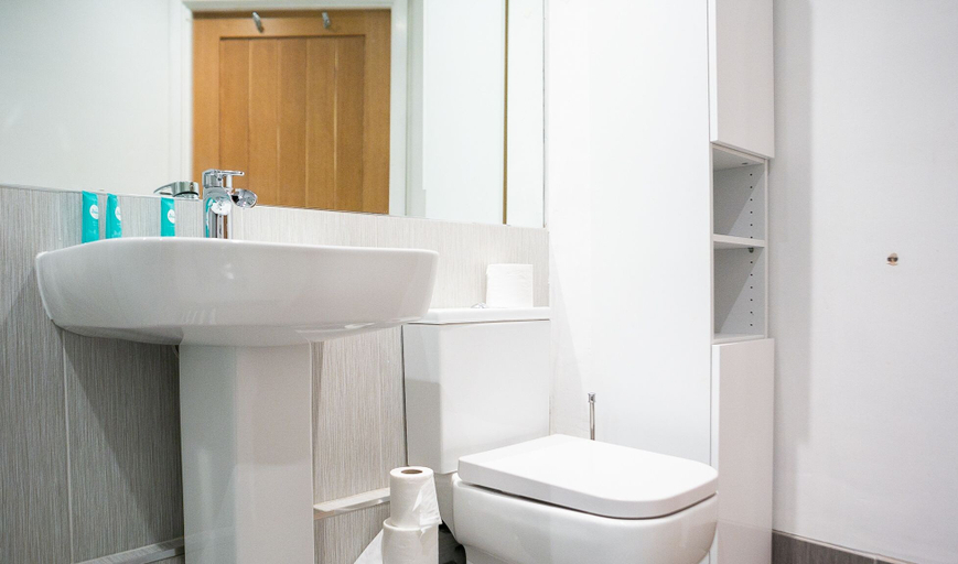 Bathroom 4, The Pinnacle by Jim Paul Apartments, Wokingham