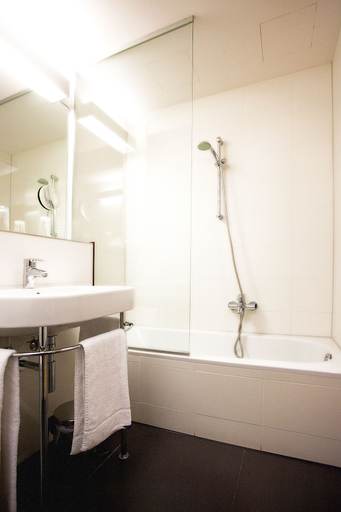 Bathroom 5, Hotel Schwarzer Bär, Linz