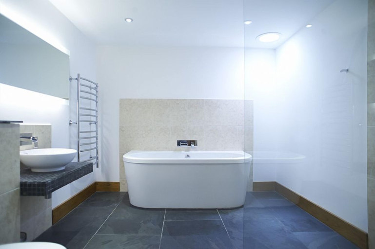 Bathroom, Merlin Farm Cottages Mawgan Porth, Cornwall