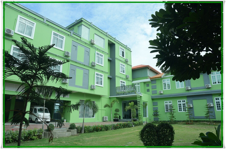 Exterior & Views