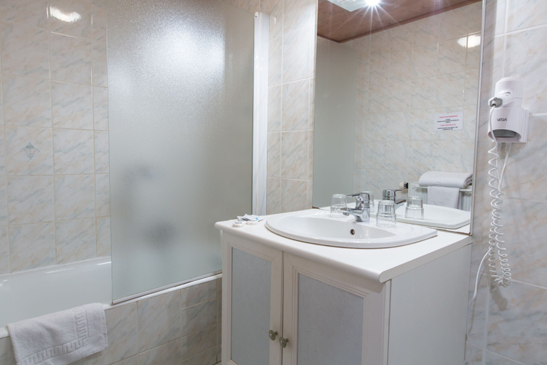 Bathroom 4, Hôtel Club le Crêt, Haute-Savoie