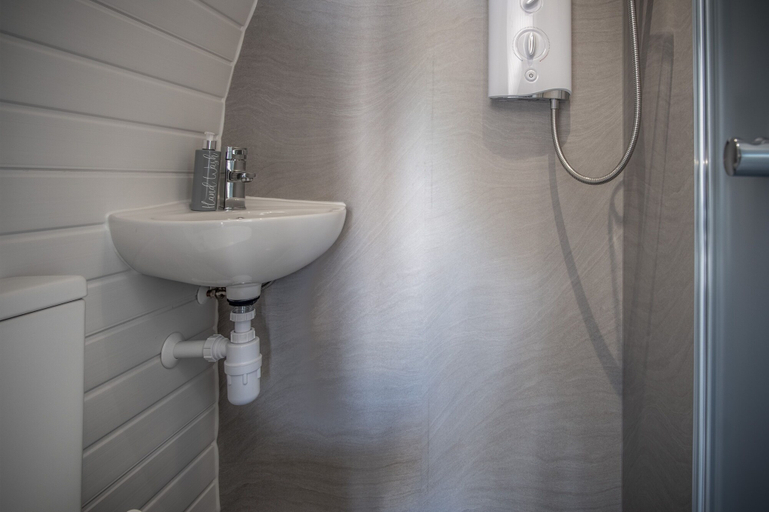 Bathroom, Bracken Burrows - 1 Bed Pod - New Hedges, Pembrokeshire