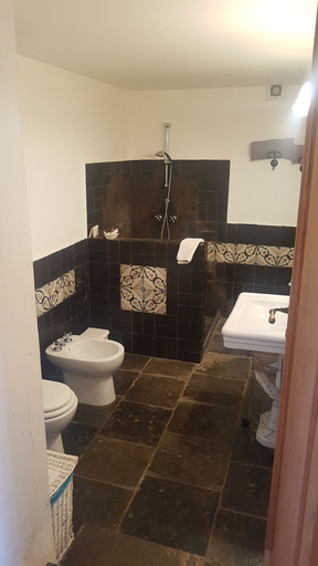 Bathroom 4, Case Brizza, Ragusa