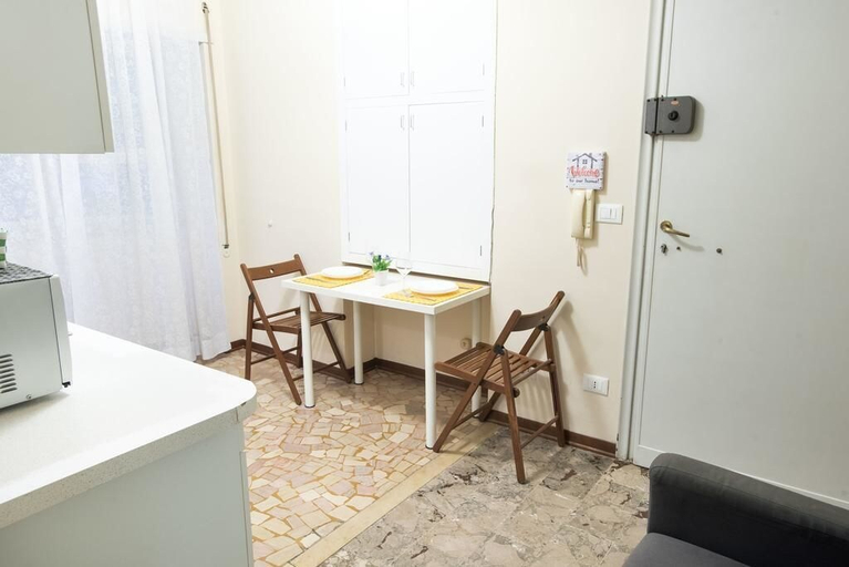 In-room dining 5, Studio Hosts 2 Via San Gervasio Flat in Bo, Bologna