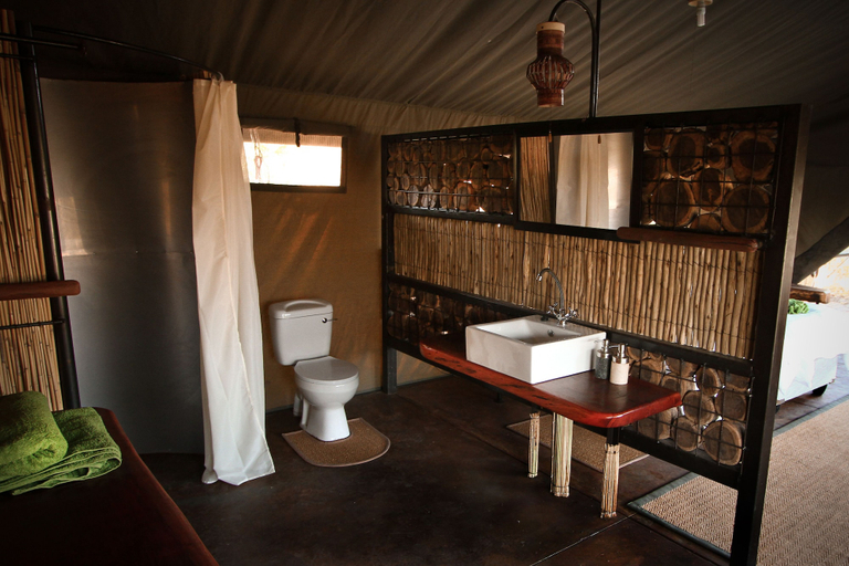 Bathroom, Jackalberry Tented Camp, Linyandi