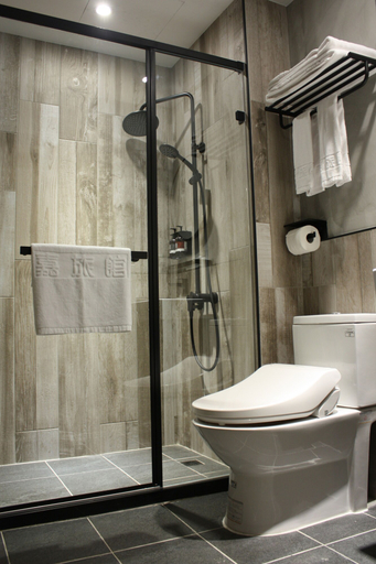 Bathroom 3, the Retro Tai-Pan, Tainan