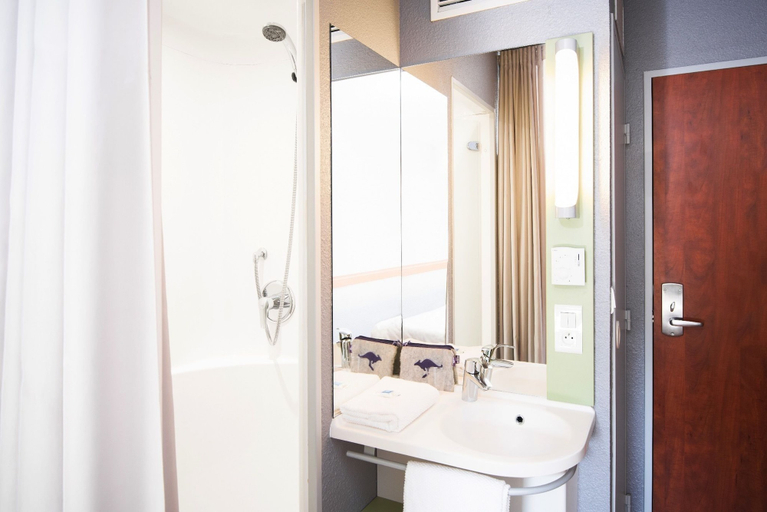 Bathroom 4, ibis budget Rennes Route de Saint Malo, Ille-et-Vilaine