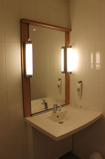Bathroom 4, ibis Dijon Sud, Côte-d'Or