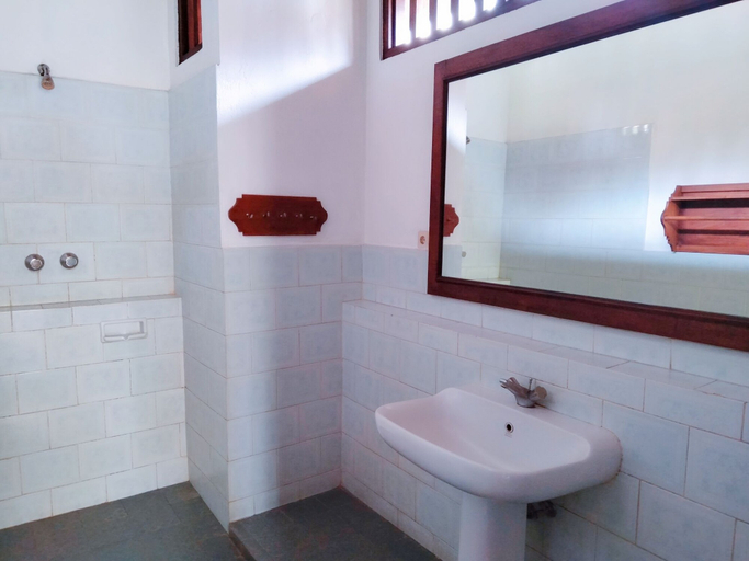 Bathroom 5, Rini Hotel, Buleleng
