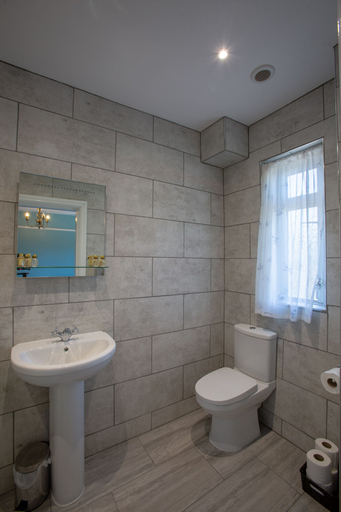 Bathroom 3, The Beacon Inn, Gloucestershire