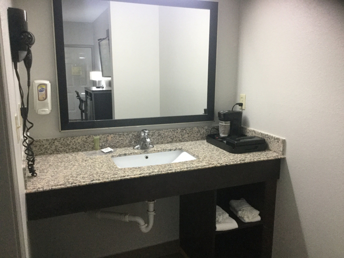 Bathroom 3, Muskogee Inn And Suites, Muskogee