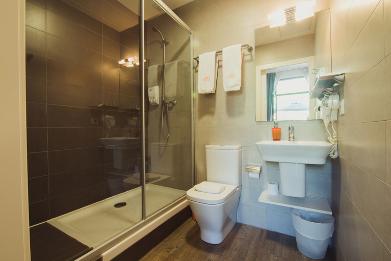 Bathroom 3, Hostal Live Barcelona, Barcelona