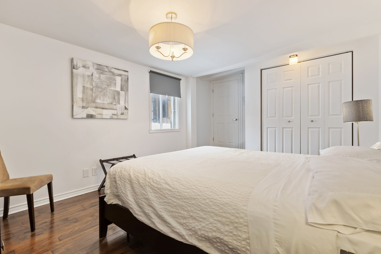 Bedroom 4, The Rock apartment - mtlFlats, Montréal