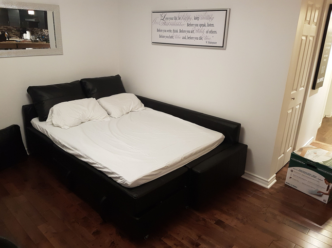 Bedroom 3, The Rock apartment - mtlFlats, Montréal
