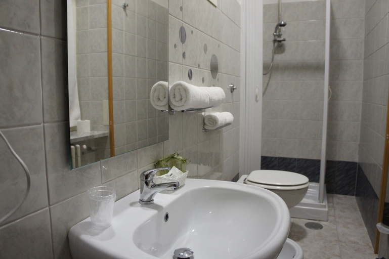 Bathroom 4, Albergo D'Onofrio, Benevento