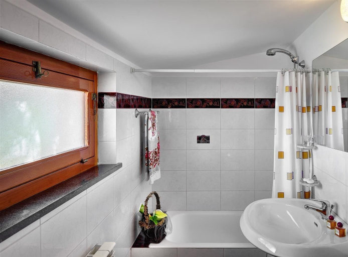 Bathroom 3, Il Frantoio, Napoli