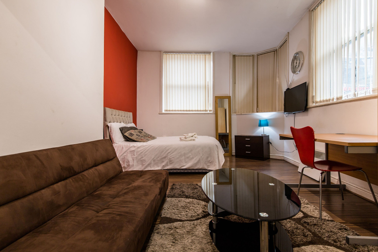 Bedroom 2, Lux Inn, Manchester