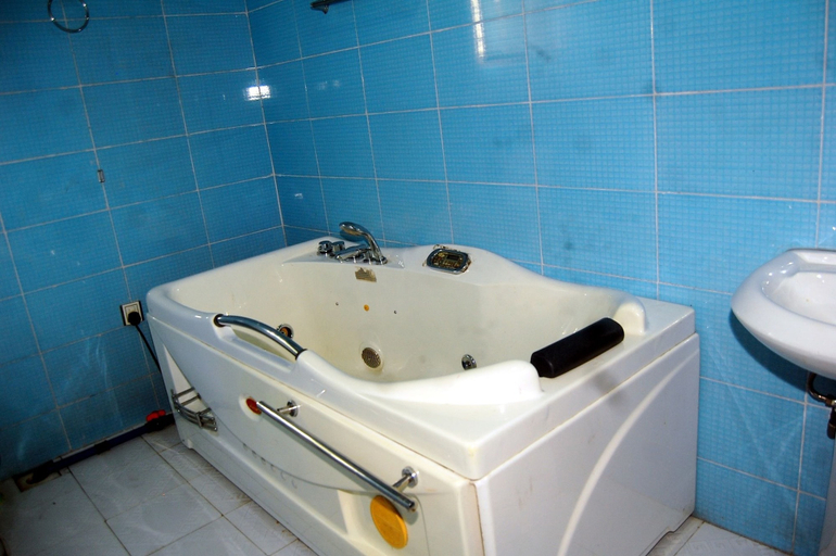 Bathroom 4, De-B Garden Hotel, Obio/Akp