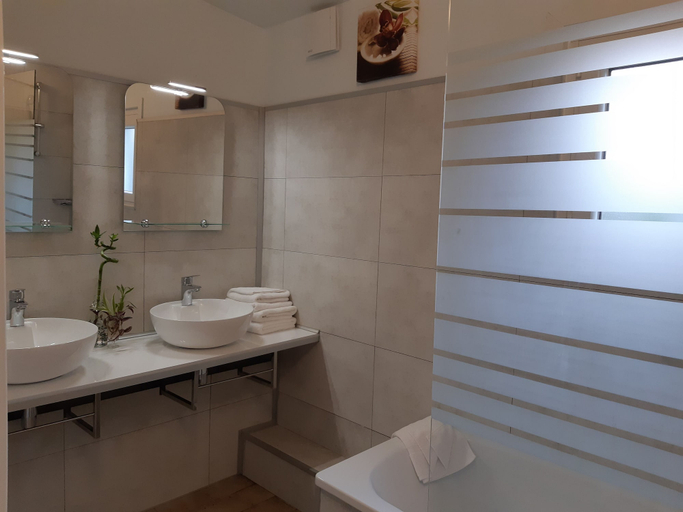 Bathroom 4, HOTEL AEROTEL l’étape du silence, Yvelines