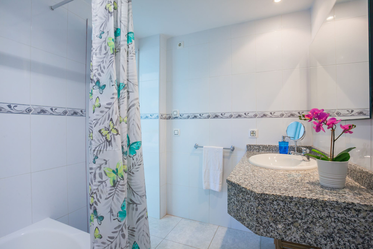 Bathroom 3, Apartamento Farolas A, Baleares