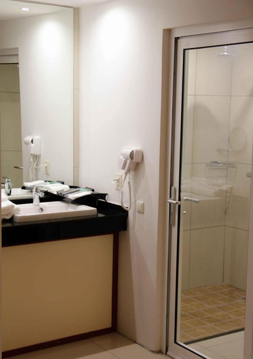 Bathroom 5, Ramada Paramaribo Princess Hotel, Meerzorg