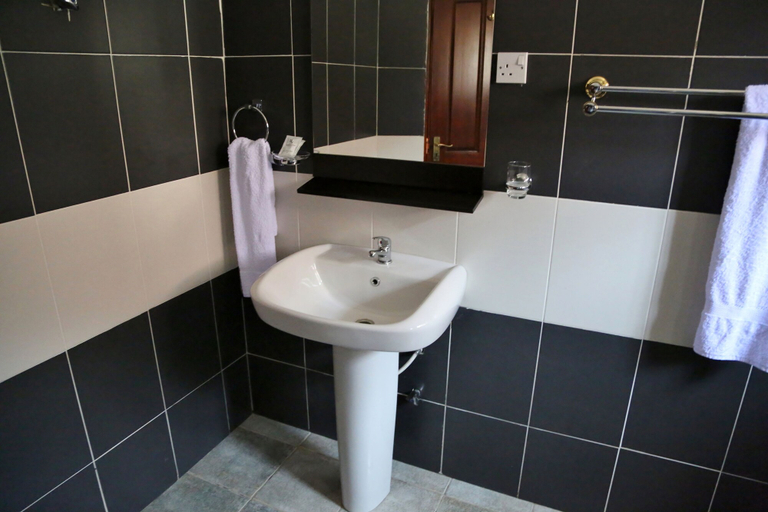 Bathroom 4, Eden Vale Hotel & Executive Training Cen, Tema