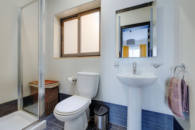 Bathroom 4, Marvellous Apartment With Valletta and Harbour Views