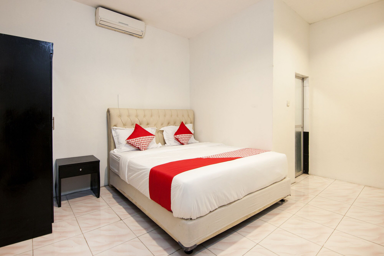 Bedroom 1, OYO 529 Hotel Paninda, Medan
