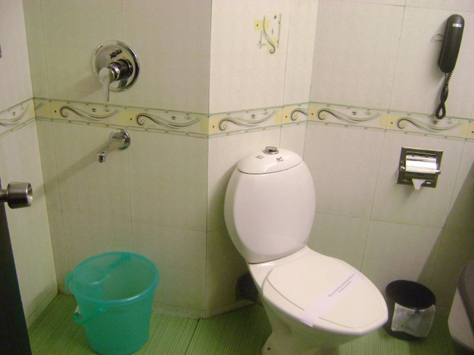 Bathroom 4, Manuelsons Malabar Palace, Kozhikode