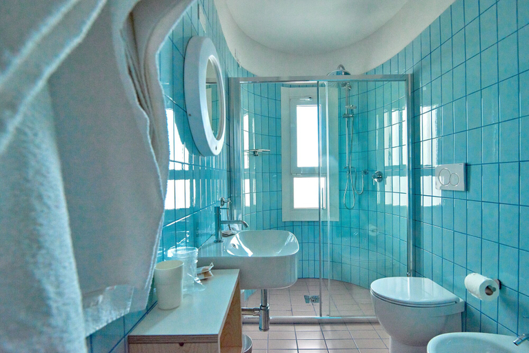 Bathroom 5, Hotel Concordia, Venezia
