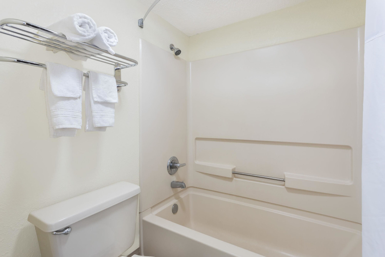 Bathroom 4, Days Inn by Wyndham Newberry, Newberry