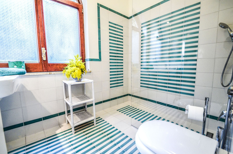 Bathroom 4, Casa Marisa, Napoli