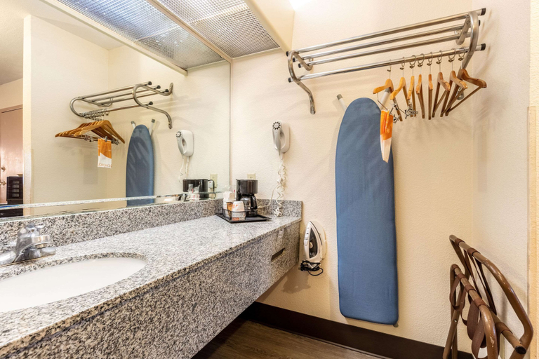 Bathroom 4, Econo Lodge Inn & Suites Memphis East, Shelby