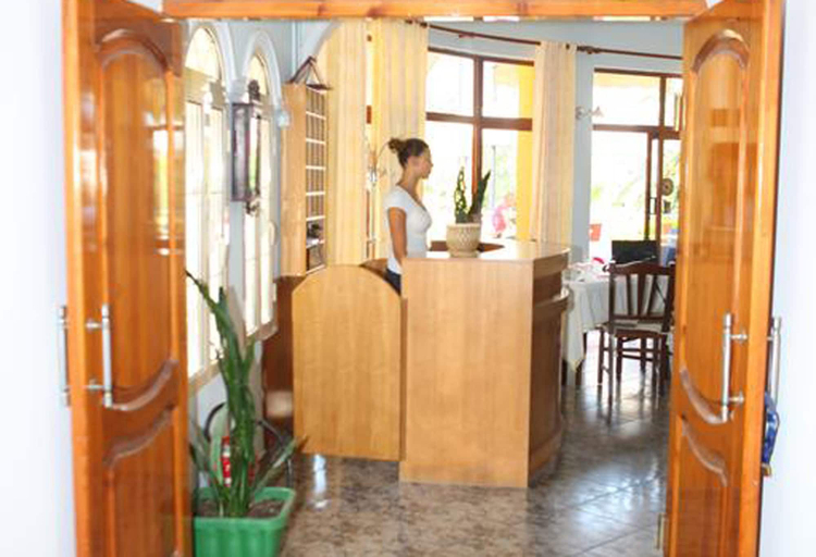 Others 5, Hotel Alpine, Vlorës