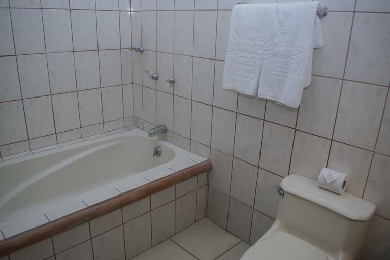 Bathroom 4, Hotel Suerre, Pococí