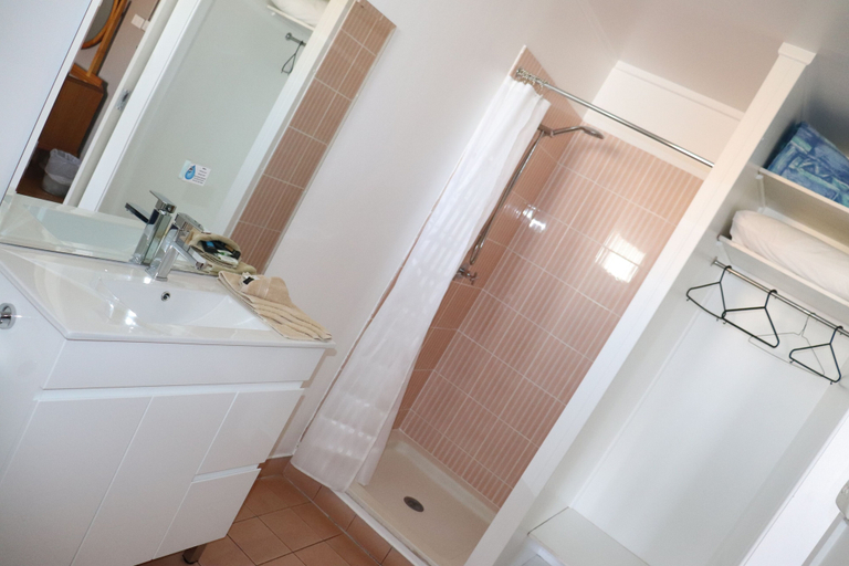 Bathroom 4, Hotel Corones, Murweh