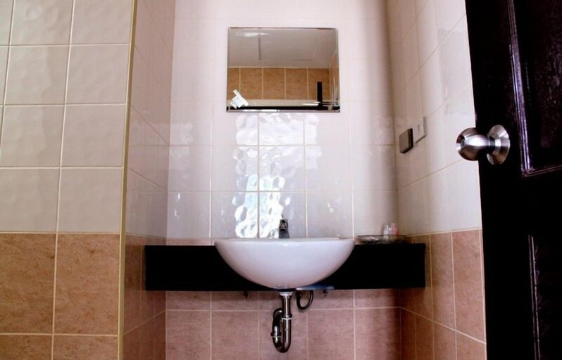 Bathroom 3, Happy Fish Guesthouse, Pulau Phuket