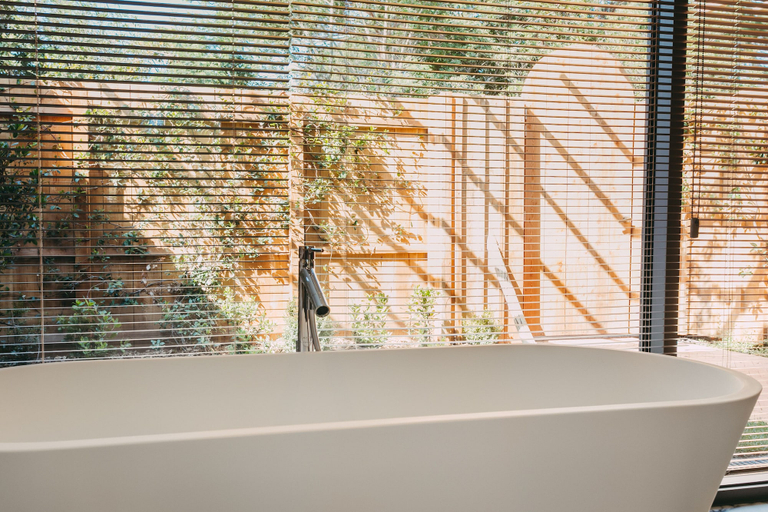 Bathroom 4, Lily of the Valley, Var