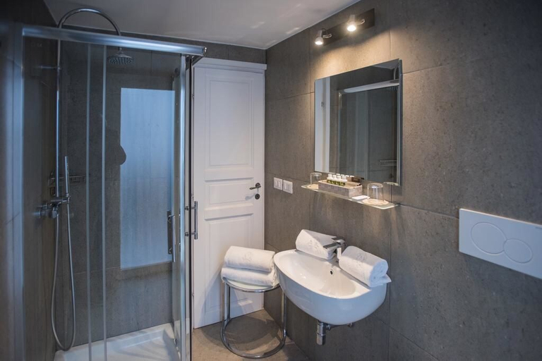 Bathroom 5, Palazzo Belsanti, Lecce