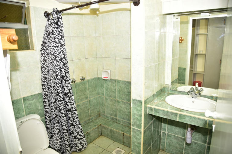 Bathroom 3, Klique Hotel, Kapseret