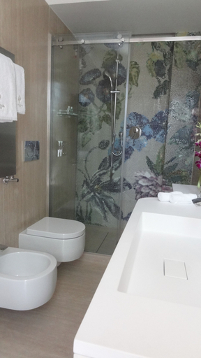 Bathroom 4, Augustana House, Rome