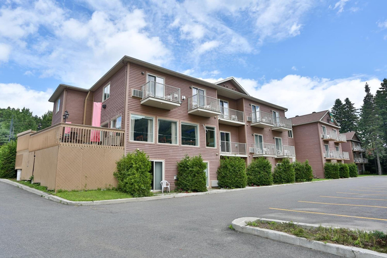 Exterior & Views 2, Hôtel Le Versailles, Les Pays-d'en-Haut