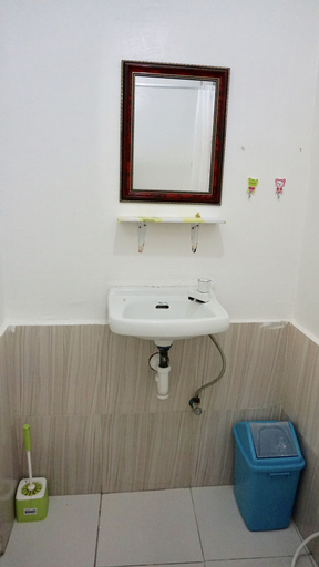Bathroom 4, Mabuhay Thresher Dive, Daanbantayan