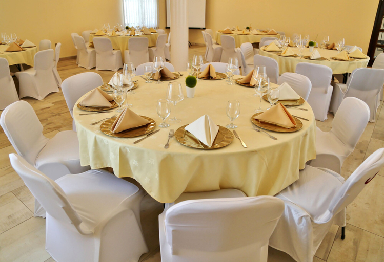 Food & Drinks 5, Eden Vale Hotel & Executive Training Cen, Tema