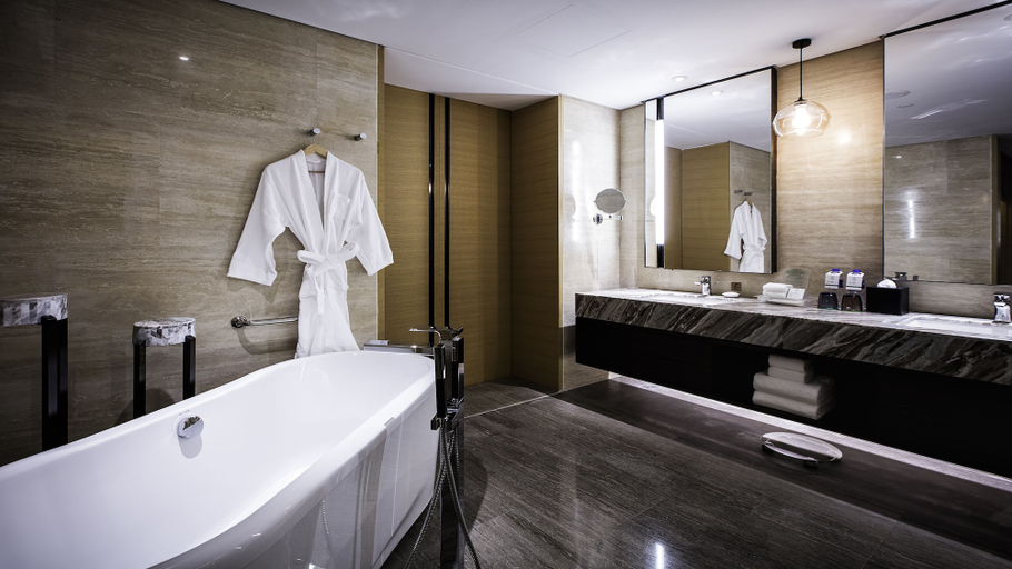 Bathroom 5, Holiday Inn BAOJI CENTRAL by IHG, Baoji