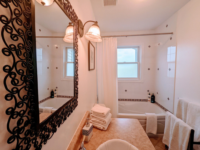 Bathroom 3, Dicksons Family Suite B&B, Niagara